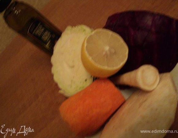 Продукты для салата ( забыла положить, когда фотографировала, апельсин, лук и зелень).