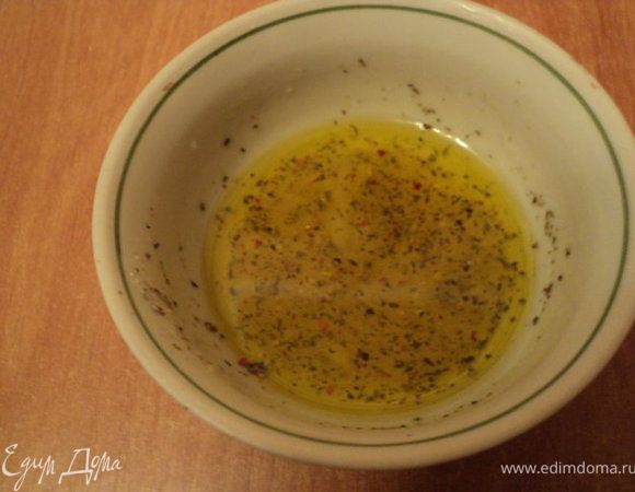  Приготовить заправку: выдавить сок с ½ апельсина и лимона, добавить сахар, соль, специи по вкусу,  хорошо перемешать до растворения сахара, добавить оливковое масло, перемешать. Заправка должна быть кисло-сладкой.