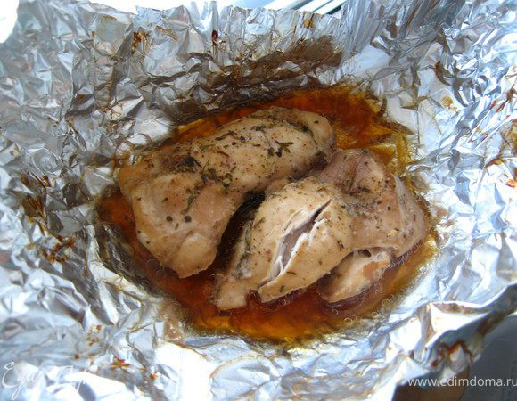 мясо замариновать, добавив соус нашараб, смесь французских трав,  соль. Оставить на час. А лучше на ночь. Завернуть и испечь в духовке. Или замариновать и испечь накануне. Можно также взять просто отварное куриное мясо или копченое. 