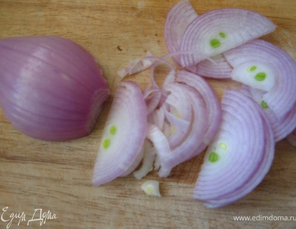 Лук шалот порезать полукольцами