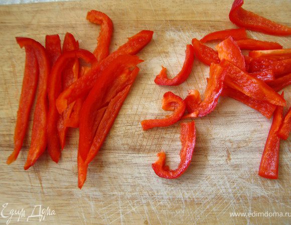 Перец нарезать сначала тонкими длинными полосками, затем полоски пополам