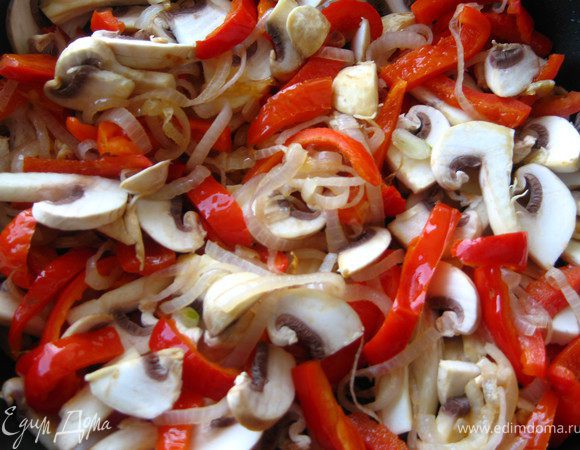 Добавляем грибы. жарим под крышкой до готовности.