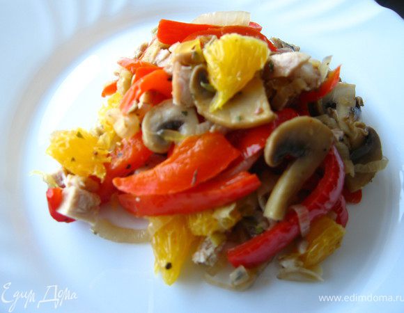 Затем добавляем порезанное на тонкие полоски мясо и подаем на стол.