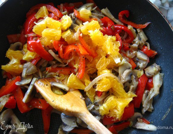 Выключаем огонь, добавляем соль орегано базилик, мелко порубленный чеснок. Перемешали. Добавить очищенный от пленок и порезанный на небольшие кусочки апельсин. перемешать и оставить на минут 5-10 настояться. 