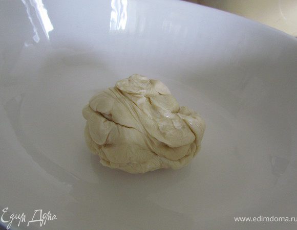 Для теста нужно в просеянную муку вбить куриное яйцо, добавить соль, растопить сливочное масло, влить в муку и перемешать. Затем добавлять воду и замешивать тесто! Готовое тесто убрать в холодильник минимум на 30 минут. У меня на картинке тесто из морозильника (оставалось от предыдущего пирога). 