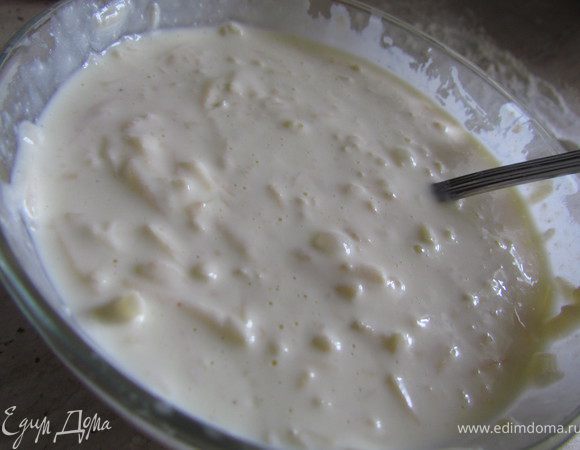 Приготовим заливку для нашего пирога. Немного взобьем 2 яйца с солью, сыр натрем на крупную терку и добавим к яйцам. Затем добавим сметану, сливки. Все хорошо перемешаем. Добавить измелченный чеснок! Начинка готова! 