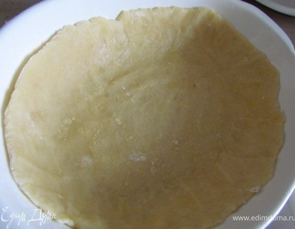 Охлажденное тесто раскатаем по размеру больше чем наша форма и аккуратно уложим в форму, хорошо прижимая и формируя бортики. 