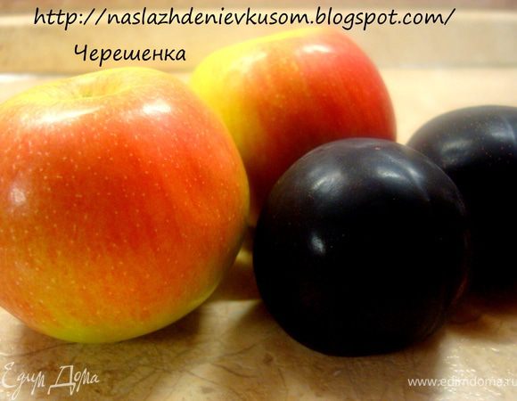 Удалить из фруктов семечки и косточки… Порезать тонкими ломтиками… 