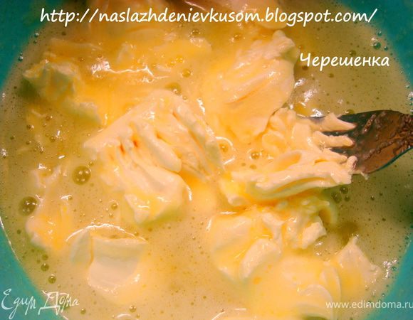 Добавить размягченное при комнатной температуре масло, перемешать…