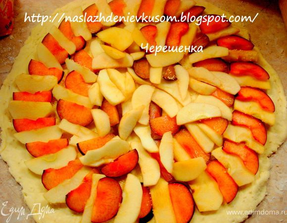 Раскатать его толщиной 0,5-0,7см, выложить сверху фрукты и посыпать ванильным сахаром, а при желании корицей или мускатным орехом… Я изначально планировала рулет подавать со взбитыми сливками, поэтому сахаром не увлекалась. Вы регулируйте количество сахара сами, если любите послаще, то смело увеличивайте норму раза в 2…