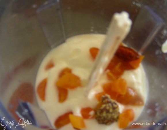 В блендере смешиваем йогурт, горчицу, лимонный сок, карри, курагу.
