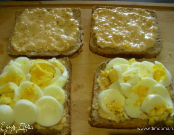 Яйца рубим или нарезаем кружочками (мне так больше нравится, они не высыпаются). Намазываем йoгуртовую смесь на хлеб (на 2 или на 4), затем выкладываем яйца и накрываем вторым кусочком.