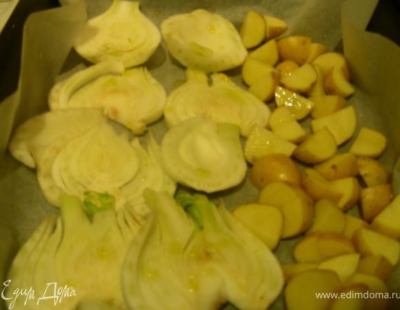 Разогреваем гриль (у меня 200 гр). Нарезаем фенхель тонкими дольками, картофель небольшими кусочками. Выкладываем их в форму для запекания или на решетку, немного сбрызгиваем маслом и запекаем минут 15 до готовности (у меня ушло больше времени, минут 25).
