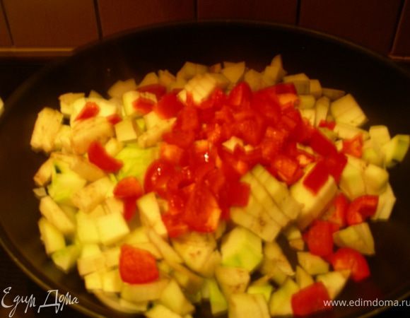 Овощи (лук, кабачок, баклажан, перец) нарезаем кубиками и обжариваем в 1-2 ст.л. растительного масла минут 10-15. 