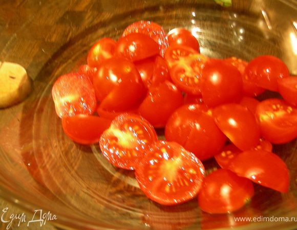Салат моем, сушим. Помидорчики-черри разрезаем напополам. Мелко нарезаем базилик.
