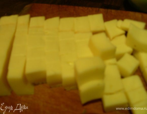Сыр нарезаем кубиками.
