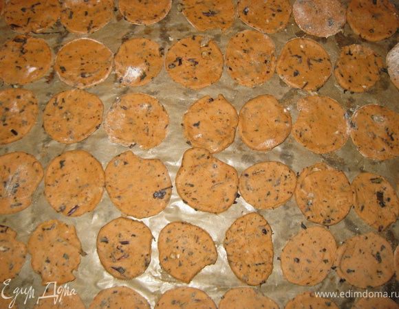 Разогреть духовку до 180°С. Раскатать тесто приблизительно до толщины 4 мм и вырезать произвольно печенье(можна квадраты, а можна как у меня кружочки). Разместить на противне, предварительно смазанном.Смазать желтком,посвпать солью и выпекать 15-20 минут до золотистого цвета.