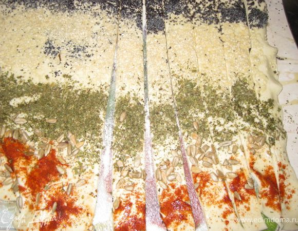 Нарезаем тесто вдоль на полоски толщиной где-то 2-3 см.