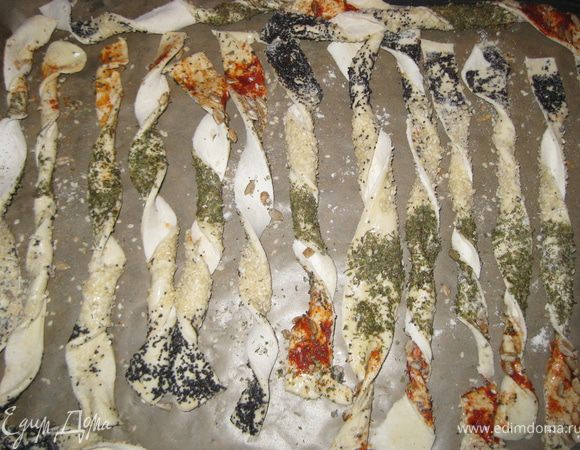 Скручиваем полоски в спиральки с переносим на противинь, застеленный пергаментом. Выпекаем при температуре 220 гр. примерно 10 минут.