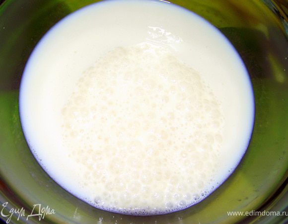 В тёплом молоке развести сахар и дрожжи. Оставить в тёплом месте, пока не образуется " шапочка".