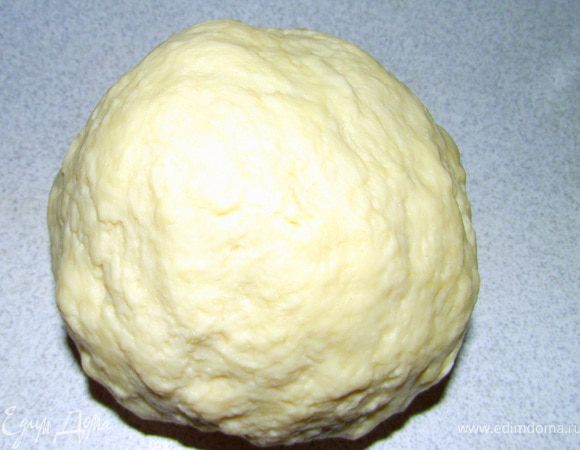 Муку просеять, добавить соль и молоко с дрожжами. Замешиваем эластичное и мягкое тесто. Ставим отдыхать на 30-40 минут.