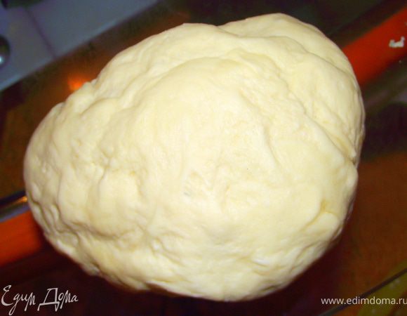 Тесто должно увеличится в двое. Легко обминаем его руками.
