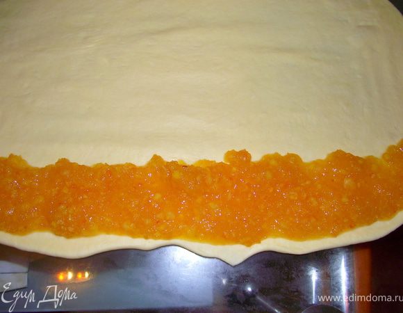 Сверху на один край кладём джем.