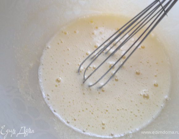 Дрожжи поставить на опару,Яйцо взбить с сахарным песком
