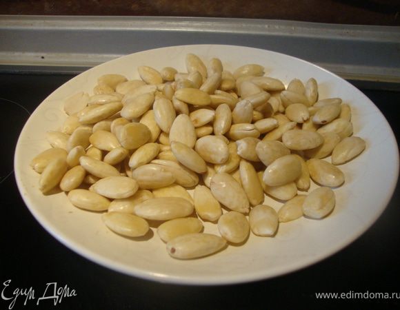 Сырой миндаль заливаем кипятком и оставляем на минут 10, для того, чтобы отошла шкурка.
Чистим миндаль, и даем ему просохнуть (я сушу феном, можно просто разложить на блюде и подождать часик).