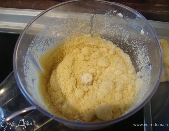 В полученную миндальную муку добавляем сахарную пудру в пропорции 3:1 (я на 300 г.миндаля даю 100г. пудры, можно на 150 миндаля - 50 пудры). Перемешиваем все вместе в блендере. 