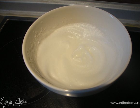 Взбиваем белок двух яиц в крепкую пену (если берете 300 г.миндаля, если 150, то берем белок одного яйца).
Вводим белок ложечкой в полученную смесь молотого миндаля и сахарной пудры, и растираем. 
На ваших глазах масса начинает густеть. Когда ввели весь белок, масса уже превращается в пластилин. 