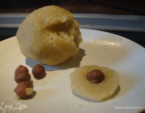 Скатываем из массы шарик и кладем в холодильник на пол часа-час. 
После этого - полет фантазии. Я всегда делаю 3 варианта конфет:
1. скатываю шарик, приплюскиваю, в середину - фундук, опять скатываю в шарик. Потом этому шарику можно придать форму любой геометрической фигуры.
2. на водяной бане топлю горький шоколад и опускаю в него марципановые шарики, затем выкладываю на пергамент.
3. Берем овсянку или же смесь злаков, перемешиваем с медом и рубленными орехами, добавляем немного сливочного масла. Греем духовку до 150 градусов. И выкладываем на противень на пергамент полученную смесь. Печем до золотистого цвета, периодически помешивая. Масса должна не слипаться, быть рассыпчатой. Берем марципановые конфетки, опускаем в топленый шоколад, а затем в массу из овсянки, меда и орехов. Получаются красивые и вкусные "ежики" 