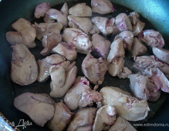 Обжариваем с небольшим кол-вом растительного масла на сильном огне 5 минут.