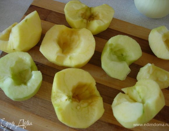 Очищаем яблоки от кожуры и семечек, режим их сначала напополам, затем на тоненькие дольки.