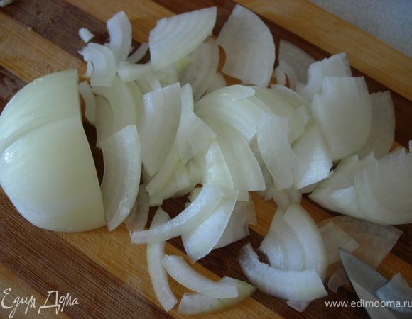 Лук нарезаем полукольцами.