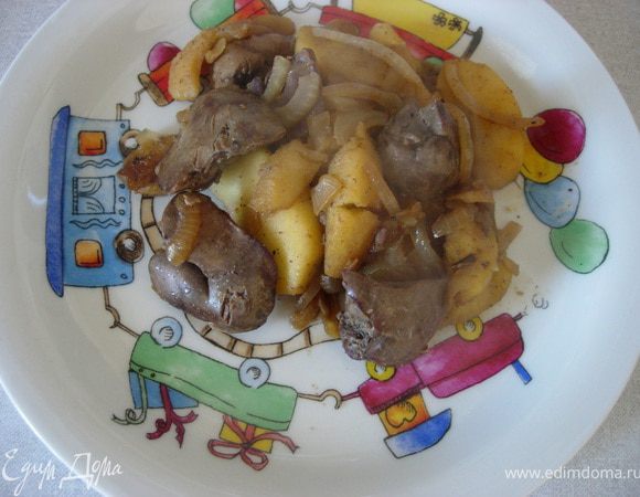 Затем добавляем к печенке яблоки и тушим еще 8 мин, в конце кладем лук и оставляем на огне еще 5-6 мин (пока лук не станет мягким).Солим, перчим.
