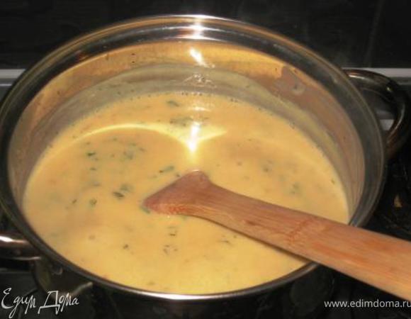 Нарезаем средними кусочками морковь, лук и чеснок. Заливаем кипятком и варим мин. 10. Добавляем картофель, еще мин.10. Затем кладем разобранную по соцветиям капусту и молоко. После закипания солим, варим до готовности капусты (я варила 30 мин.). Блендерим, доводим до кипения, кладем зелень. Выключаем, даем постоять 20 мин. и наслаждаемся легким и очень приятным супчиком. Приятного аппетита!