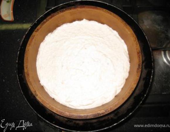 Все в миску и перемешиваем венчиком до однородности. В форму, форму помещаем в большую форму, наливаем кипятка до середины творожной массы. 180 гр. 40 мин. Грилим еще 5 мин.