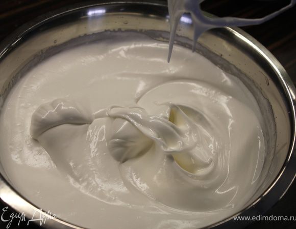 Взбить белки в устойчивую плотную пену,  постепенно подсыпая сахар.