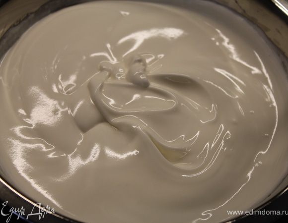 По одному желтку добавляем в белки, постоянно взбивая миксером.Взбиваем еще минут 5...
