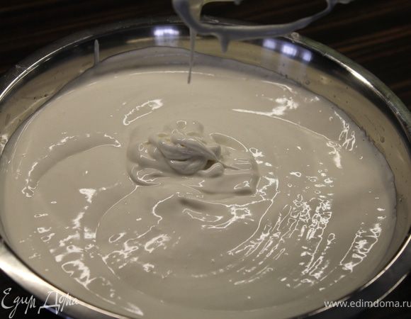 Постепенно добавить муку, вымешивая до однородности.