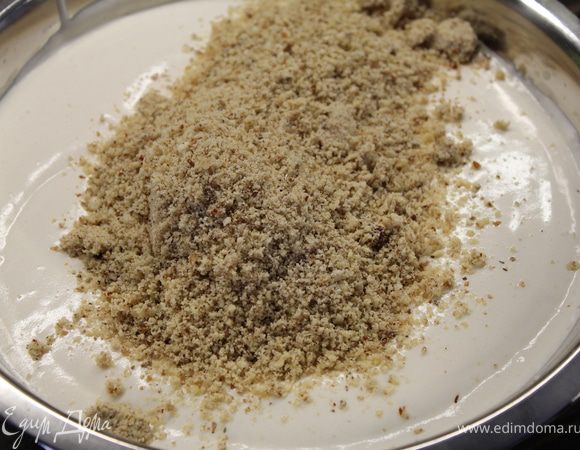 Добавить к тесту орехи, перемолотые в мелкую крошку...