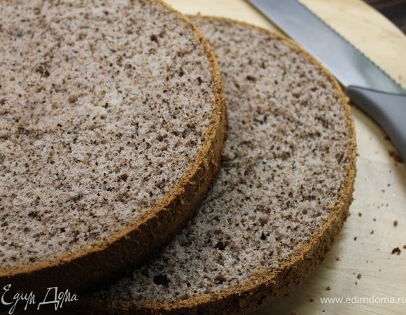 Бисквит остудить и разрезать сначала пополам,а потом еще каждый корж пополам. Итого 4 коржа!....если форма 26 см - достаточно на 2 коржа... Я люблю очень высокие торты, поэтому использую небольшую форму.