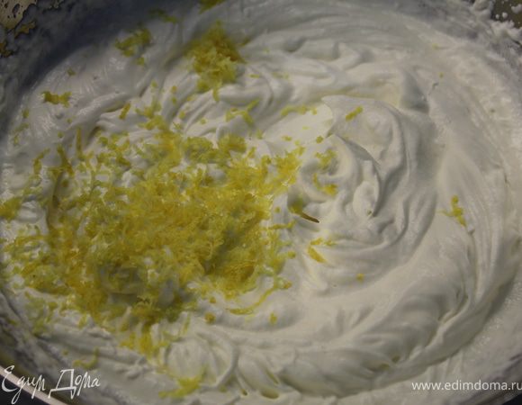 1 крем - взбить сливки с сахарной пудрой до состояния "стояния":). Добавить натертую цедру лимона, перемешать.