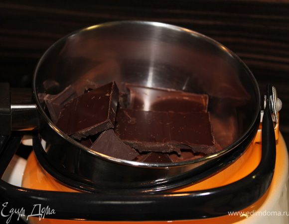 2 крем - растопить шоколад на водяной бане (на пару кипящего чайника)... В этот раз я растопила его в выключенной духовке при открытой дверце, после выпечки бисквита). Охладить!