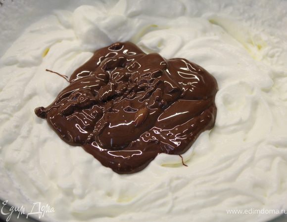 Взбить также сливки и подмешать шоколад.