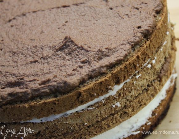 Сделать пропитку для торта,доведя до кипения воду с сахаром, остудить и добавить коньяк. Пропитать коржи (в этот раз я не делала)...Промазать коржи кремом, чередуя, начиная с белого...