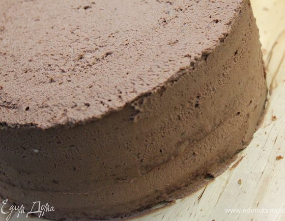 Верхним шоколадным кремом обмазать и бока торта.