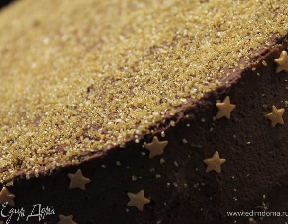 Украсить по своему желанию...Я посыпала золотым сахаром и украсила звездочками. Дать пропитаться несколько часов или ночь!......Как видите, торт совсем не сложный, но не менее вкусный!) 