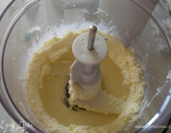 Масло взбить с сахаром до «пушистого» состояния.